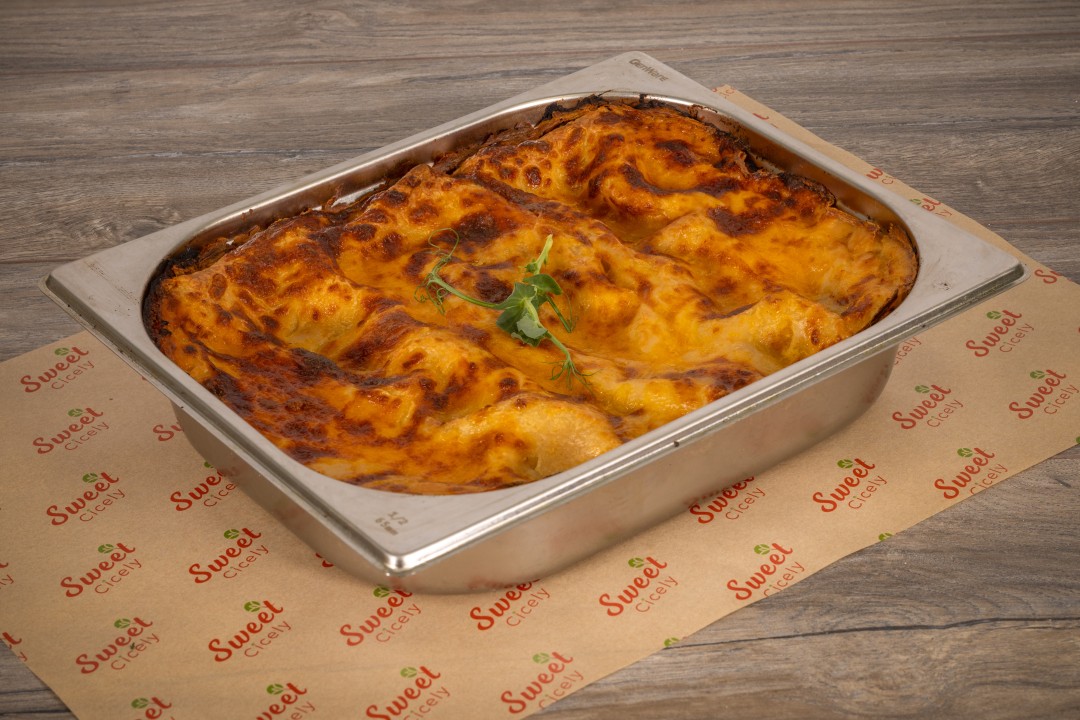 Slow roasted Italian Lasagne with toasted garlic flatbread